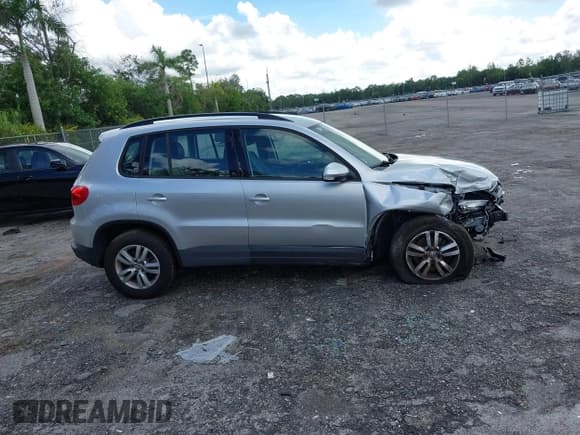 ✅ 2017 Volkswagen Tiguan S • VIN: WVGBV7AX4HK000867 • Lot: 43307506. Wystawiony na IAAI z przebiegiem 76 846 mil. Bezpłatny archiwum sprzedaży aukcyjnych z USA i szczegółowy raport historii pojazdu na DreamBid. Zdjęcie 13.