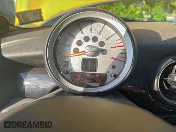 ✅ 2007 MINI Hardtop S • VIN: WMWMF73537TT86015 • Lot: 95758665. Wystawiony na Copart z przebiegiem 89 752 mil. Bezpłatny archiwum sprzedaży aukcyjnych z USA i szczegółowy raport historii pojazdu na DreamBid. Zdjęcie 8.