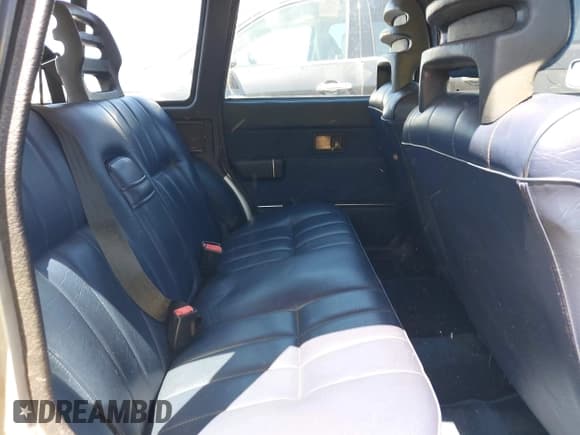 ✅ 1989 Volvo 240 DL • VIN: YV1AX8852K1834731 • Lot: 42278781. Wystawiony na IAAI z przebiegiem 288 726 mil. Bezpłatny archiwum sprzedaży aukcyjnych z USA i szczegółowy raport historii pojazdu na DreamBid. Zdjęcie 8.