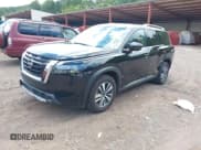 ✅ 2025 Nissan Pathfinder SL • VIN: 5N1DR3CC9SC232687 • Lot: 42842337. Wystawiony na IAAI z przebiegiem 13 655 mil. Bezpłatny archiwum sprzedaży aukcyjnych z USA i szczegółowy raport historii pojazdu na DreamBid. Zdjęcie 17.