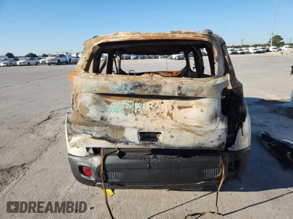 ✅ 2020 Jeep Renegade Latitude • VIN: ZACNJABBXLPL43675 • Lot: 86631805. Wystawiony na Copart z przebiegiem Nie podano. Bezpłatny archiwum sprzedaży aukcyjnych z USA i szczegółowy raport historii pojazdu na DreamBid. Zdjęcie 6.