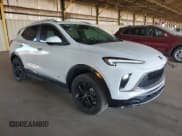 ✅ 2025 Buick Encore GX Sport Touring • VIN: KL4AMESL3SB111818 • Lot: 90853185. Wystawiony na Copart z przebiegiem 2 568 mil. Bezpłatny archiwum sprzedaży aukcyjnych z USA i szczegółowy raport historii pojazdu na DreamBid. Zdjęcie 4.