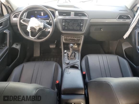 ✅ 2022 Volkswagen Tiguan SE • VIN: 3VV2B7AX4NM033516 • Lot: 90394505. Wystawiony na Copart z przebiegiem 58 069 mil. Bezpłatny archiwum sprzedaży aukcyjnych z USA i szczegółowy raport historii pojazdu na DreamBid. Zdjęcie 8.