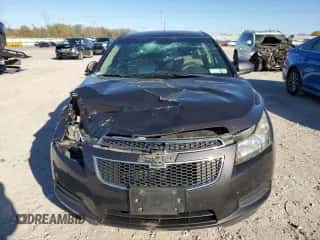 2014 Chevrolet Cruze LS z VIN 1G1PA5SG3E7486930, wystawiony jako Copart lot #90492155 z przebiegiem 96 457 mil mil oraz Szkoda całkowita • Salvage title. Historia ofert i sprzedaży dostępna na DreamBid. Obrazek 5.