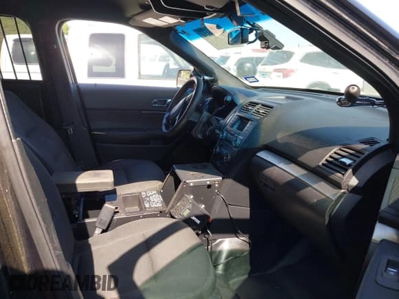 ✅ 2016 Ford Police Interceptor Utility • VIN: 1FM5K8AR5GGD16437 • Lot: 41998634. Wystawiony na IAAI z przebiegiem 134 199 mil. Bezpłatny archiwum sprzedaży aukcyjnych z USA i szczegółowy raport historii pojazdu na DreamBid. Zdjęcie 5.