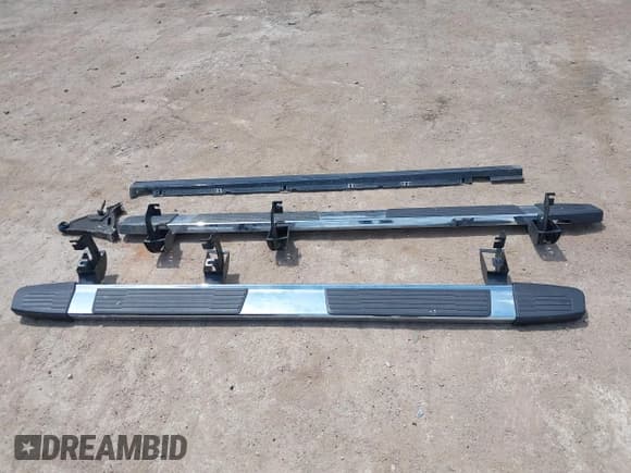 ✅ 2025 Chevrolet Silverado 1500 • VIN: 3GCUKDE82SG115781 • Лот: 42093356. Опубликован ранее на IAAI с пробегом 4 455 миль. Бесплатный доступ к архиву аукционных продаж из США и подробный отчёт об истории автомобиля на DreamBid. Изображение 12.