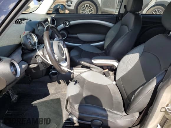 ✅ 2010 MINI Hardtop S • VIN: WMWMF7C58ATZ70756 • Лот: 81047265. Опубликован ранее на Copart с пробегом 95 643 миль. Бесплатный доступ к архиву аукционных продаж из США и подробный отчёт об истории автомобиля на DreamBid. Изображение 7.