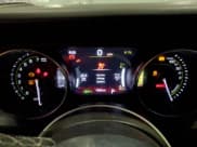 ✅ 2023 Jeep Wrangler Sahara • VIN: 1C4JJXP60PW683975 • Lot: 91661325. Wystawiony na Copart z przebiegiem 79 518 mil. Bezpłatny archiwum sprzedaży aukcyjnych z USA i szczegółowy raport historii pojazdu na DreamBid. Zdjęcie 9.