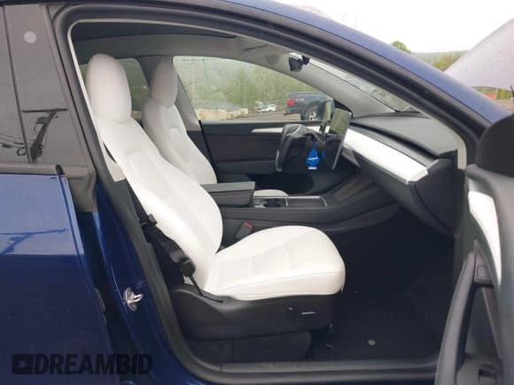 ✅ 2023 Tesla Model Y Long Range • VIN: 7SAYGDEE6PF603981 • Lot: 42133348. Wystawiony na IAAI z przebiegiem 28 566 mil. Bezpłatny archiwum sprzedaży aukcyjnych z USA i szczegółowy raport historii pojazdu na DreamBid. Zdjęcie 5.