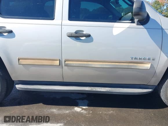 ✅ 2009 Chevrolet Tahoe LS • VIN: 1GNFC13C39R271714 • Lot: 43615209. Wystawiony na IAAI z przebiegiem 221 418 mil. Bezpłatny archiwum sprzedaży aukcyjnych z USA i szczegółowy raport historii pojazdu na DreamBid. Zdjęcie 6.