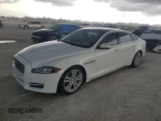 ✅ 2016 Jaguar XJ Portfolio • VIN: SAJWJ2GD7G8W02015 • Lot: 63915474. Wystawiony na Copart z przebiegiem 56 447 mil. Bezpłatny archiwum sprzedaży aukcyjnych z USA i szczegółowy raport historii pojazdu na DreamBid. Zdjęcie 1.