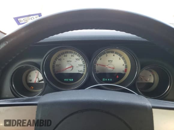 ✅ 2010 Dodge Challenger SE • VIN: 2B3CJ4DV0AH322515 • Lot: 77167664. Wystawiony na Copart z przebiegiem 190 768 mil. Bezpłatny archiwum sprzedaży aukcyjnych z USA i szczegółowy raport historii pojazdu na DreamBid. Zdjęcie 9.