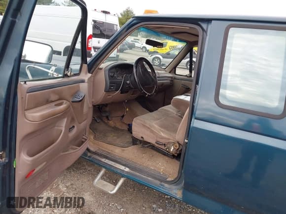 ✅ 1997 Ford F-350 • VIN: 1FTJX35F2VEC26419 • Lot: 43767690. Wystawiony na IAAI z przebiegiem 182 873 mil. Bezpłatny archiwum sprzedaży aukcyjnych z USA i szczegółowy raport historii pojazdu na DreamBid. Zdjęcie 5.