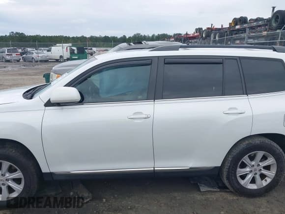 ✅ 2013 Toyota Highlander SE • VIN: 5TDZK3EH0DS104847 • Lot: 43403741. Listed on IAAI with 215,875 mi. Free auction sales archive from the USA and detailed vehicle history report at DreamBid. Image 14.