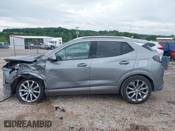 ✅ 2024 Buick Encore GX Avenir • VIN: KL4AMFSL9RB063323 • Lot: 42348588. Wystawiony na IAAI z przebiegiem 16 436 mil. Bezpłatny archiwum sprzedaży aukcyjnych z USA i szczegółowy raport historii pojazdu na DreamBid. Zdjęcie 15.