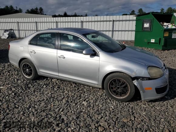 ✅ 2005 Volkswagen Jetta 2.5L • VIN: 3VWDF71KX5M600194 • Lot: 73515464. Listed on Copart with 207,527 mi. Free auction sales archive from the USA and detailed vehicle history report at DreamBid. Image 4.