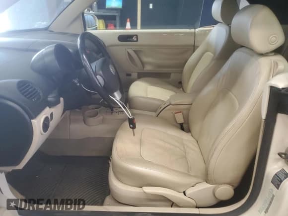 ✅ 2004 Volkswagen Beetle GLS • VIN: 3VWCM31Y64M324660 • Lot: 89728165. Wystawiony na Copart z przebiegiem 89 061 mil. Bezpłatny archiwum sprzedaży aukcyjnych z USA i szczegółowy raport historii pojazdu na DreamBid. Zdjęcie 7.