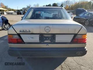 ✅ 1988 Mercedes-Benz 260 • VIN: WDBEA26D7JA809580 • Лот: 76327934. Опубликован ранее на Copart с пробегом 154 694 миль. Бесплатный доступ к архиву аукционных продаж из США и подробный отчёт об истории автомобиля на DreamBid. Изображение 6.