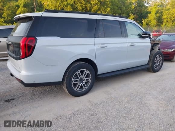 ✅ 2025 Ford Expedition Max Active • VIN: 1FMJK1H81SEA12321 • Lot: 42591967. Wystawiony na IAAI z przebiegiem 4 260 mil. Bezpłatny archiwum sprzedaży aukcyjnych z USA i szczegółowy raport historii pojazdu na DreamBid. Zdjęcie 4.