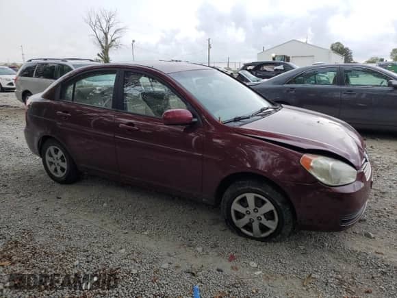 2010 Hyundai Accent GLS z VIN KMHCN4AC6AU396455, wystawiony jako Copart lot #70456214 z przebiegiem 156 018 mil mil oraz Czysty tytuł • Clean title. Historia ofert i sprzedaży dostępna na DreamBid. Obrazek 4.