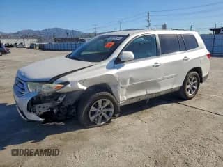 ✅ 2013 Toyota Highlander • VIN: 5TDZK3EH4DS095893 • Lot: 94774745. Wystawiony na Copart z przebiegiem Nie podano. Bezpłatny archiwum sprzedaży aukcyjnych z USA i szczegółowy raport historii pojazdu na DreamBid. Zdjęcie 1.