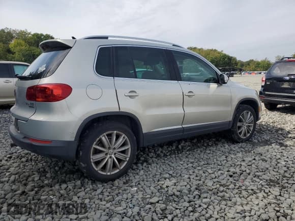 ✅ 2013 Volkswagen Tiguan S • VIN: WVGBV7AX5DW520398 • Лот: 84586225. Опубликован ранее на Copart с пробегом Не указан. Бесплатный доступ к архиву аукционных продаж из США и подробный отчёт об истории автомобиля на DreamBid. Изображение 3.