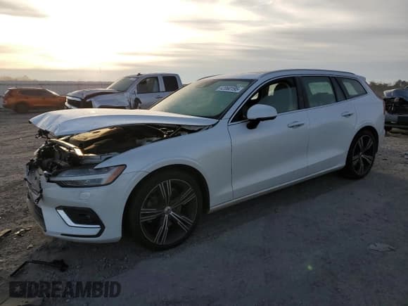 ✅ 2020 Volvo V60 Inscription • VIN: YV1102EL3L2354780 • Лот: 42060195. Опубликован ранее на Copart с пробегом 22 909 миль. Бесплатный доступ к архиву аукционных продаж из США и подробный отчёт об истории автомобиля на DreamBid. Изображение 1.