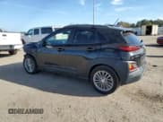 ✅ 2018 Hyundai Kona SEL • VIN: KM8K22AA6JU159598 • Лот: 80853083. Опубликован ранее на Copart с пробегом 100 067 миль. Бесплатный доступ к архиву аукционных продаж из США и подробный отчёт об истории автомобиля на DreamBid. Изображение 2.