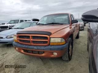 2000 Dodge Dakota z VIN 1B7GL22X0YS648773, wystawiony jako Copart lot #73998694 z przebiegiem 105 897 mil mil oraz Czysty tytuł • Clean title. Historia ofert i sprzedaży dostępna na DreamBid. Obrazek 1.