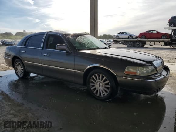 ✅ 2004 Lincoln Town Car Signature • VIN: 1LNHM81W54Y627725 • Lot: 92214815. Wystawiony na Copart z przebiegiem 68 744 mil. Bezpłatny archiwum sprzedaży aukcyjnych z USA i szczegółowy raport historii pojazdu na DreamBid. Zdjęcie 4.