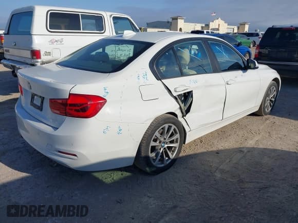 ✅ 2017 BMW 3 Series 320i • VIN: WBA8E1G36HNU17676 • Lot: 43597193. Wystawiony na IAAI z przebiegiem 78 800 mil. Bezpłatny archiwum sprzedaży aukcyjnych z USA i szczegółowy raport historii pojazdu na DreamBid. Zdjęcie 4.