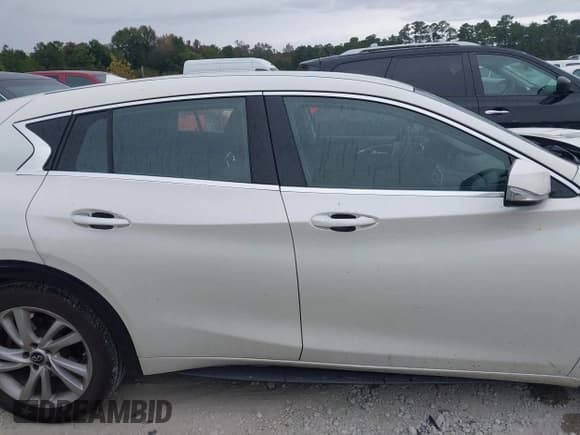 ✅ 2018 Infiniti QX30 Sport • VIN: SJKCH5CP3JA005259 • Lot: 43554770. Wystawiony na IAAI z przebiegiem 121 370 mil. Bezpłatny archiwum sprzedaży aukcyjnych z USA i szczegółowy raport historii pojazdu na DreamBid. Zdjęcie 13.