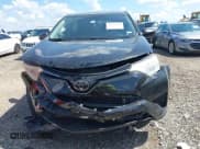 ✅ 2018 Toyota RAV4 LE • VIN: 2T3ZFREVXJW470869 • Lot: 43133197. Wystawiony na IAAI z przebiegiem 103 303 mil. Bezpłatny archiwum sprzedaży aukcyjnych z USA i szczegółowy raport historii pojazdu na DreamBid. Zdjęcie 6.