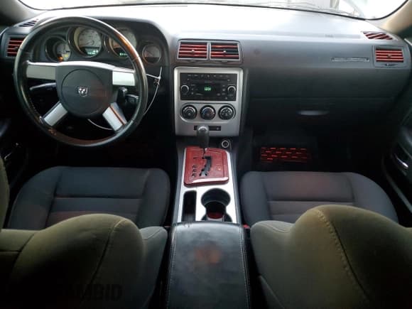 ✅ 2010 Dodge Challenger SE • VIN: 2B3CJ4DV7AH313696 • Lot: 80224663. Wystawiony na Copart z przebiegiem 143 783 mil. Bezpłatny archiwum sprzedaży aukcyjnych z USA i szczegółowy raport historii pojazdu na DreamBid. Zdjęcie 8.