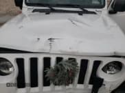 ✅ 2023 Jeep Wrangler Sport Altitude • VIN: 1C4HJXDG8PW620005 • Lot: 88764605. Wystawiony na Copart z przebiegiem 25 724 mil. Bezpłatny archiwum sprzedaży aukcyjnych z USA i szczegółowy raport historii pojazdu na DreamBid. Zdjęcie 11.