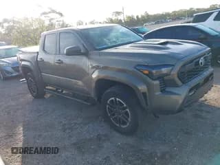 ✅ 2025 Toyota Tacoma SR5 • VIN: 3TMKB5FN4SM025034 • Лот: 43362553. Опубликован ранее на IAAI с пробегом 16 757 миль. Бесплатный доступ к архиву аукционных продаж из США и подробный отчёт об истории автомобиля на DreamBid. Изображение 1.