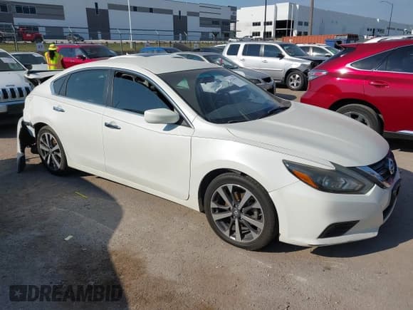 ✅ 2017 Nissan Altima S • VIN: 1N4AL3AP9HN308670 • Lot: 43226933. Wystawiony na IAAI z przebiegiem 111 411 mil. Bezpłatny archiwum sprzedaży aukcyjnych z USA i szczegółowy raport historii pojazdu na DreamBid. Zdjęcie 1.
