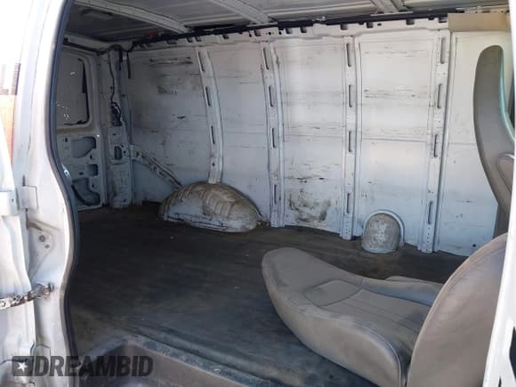 ✅ 2013 Chevrolet Express Cargo • VIN: 1GCWGFFA0D1114704 • Lot: 43574992. Wystawiony na IAAI z przebiegiem 214 816 mil. Bezpłatny archiwum sprzedaży aukcyjnych z USA i szczegółowy raport historii pojazdu na DreamBid. Zdjęcie 8.