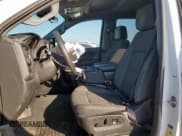 ✅ 2024 Chevrolet Silverado 1500 Custom • VIN: 3GCPABEK1RG285253 • Lot: 86497585. Wystawiony na Copart z przebiegiem 19 709 mil. Bezpłatny archiwum sprzedaży aukcyjnych z USA i szczegółowy raport historii pojazdu na DreamBid. Zdjęcie 7.