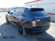 ✅ 2021 Rolls-Royce Cullinan • VIN: SLATV4C0XMU208037 • Lot: 41402539. Wystawiony na IAAI z przebiegiem 27 057 mil. Bezpłatny archiwum sprzedaży aukcyjnych z USA i szczegółowy raport historii pojazdu na DreamBid. Zdjęcie 3.