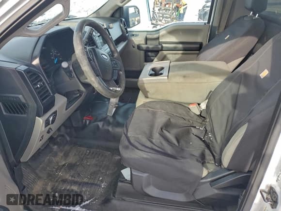 ✅ 2018 Ford F-150 XL • VIN: 1FTMF1CP3JKC19863 • Lot: 95894965. Wystawiony na Copart z przebiegiem 218 118 mil. Bezpłatny archiwum sprzedaży aukcyjnych z USA i szczegółowy raport historii pojazdu na DreamBid. Zdjęcie 7.