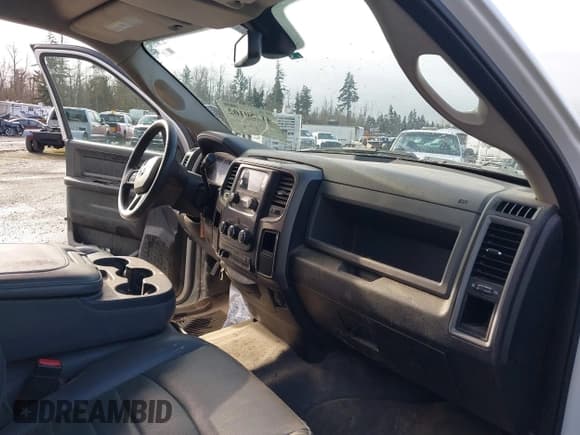 ✅ 2018 Ram 2500 Tradesman • VIN: 3C7WR4HJ0JG387749 • Lot: 41750102. Wystawiony na IAAI z przebiegiem 134 986 mil. Bezpłatny archiwum sprzedaży aukcyjnych z USA i szczegółowy raport historii pojazdu na DreamBid. Zdjęcie 6.