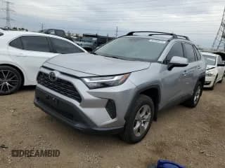 ✅ 2022 Toyota RAV4 XLE • VIN: 2T3P1RFV9NW321976 • Lot: 82398615. Wystawiony na Copart z przebiegiem 46 055 mil. Bezpłatny archiwum sprzedaży aukcyjnych z USA i szczegółowy raport historii pojazdu na DreamBid. Zdjęcie 1.