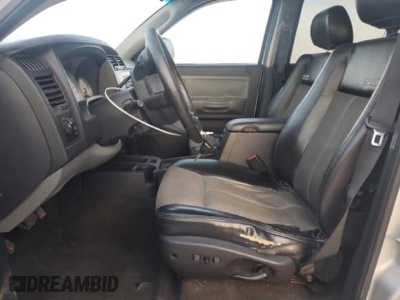 ✅ 2008 Dodge Dakota • VIN: 1D7HW68K58S564548 • Lot: 67470385. Wystawiony na Copart z przebiegiem 199 782 mil. Bezpłatny archiwum sprzedaży aukcyjnych z USA i szczegółowy raport historii pojazdu na DreamBid. Zdjęcie 7.