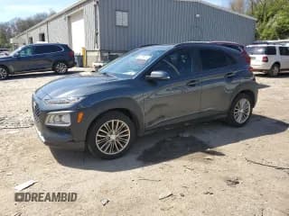 ✅ 2018 Hyundai Kona SEL • VIN: KM8K6CAA7JU085652 • Лот: 49766014. Опубликован ранее на Copart с пробегом 74 574 миль. Бесплатный доступ к архиву аукционных продаж из США и подробный отчёт об истории автомобиля на DreamBid. Изображение 1.