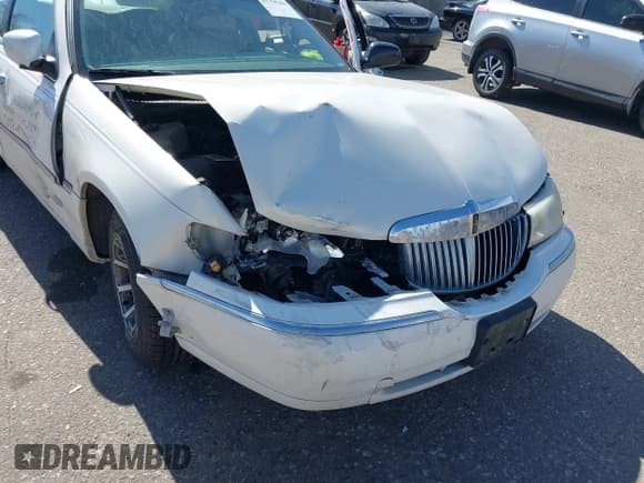 ✅ 1999 Lincoln Town Car Cartier • VIN: 1LNHM83W3XY629040 • Lot: 41758300. Wystawiony na IAAI z przebiegiem 139 092 mil. Bezpłatny archiwum sprzedaży aukcyjnych z USA i szczegółowy raport historii pojazdu na DreamBid. Zdjęcie 6.