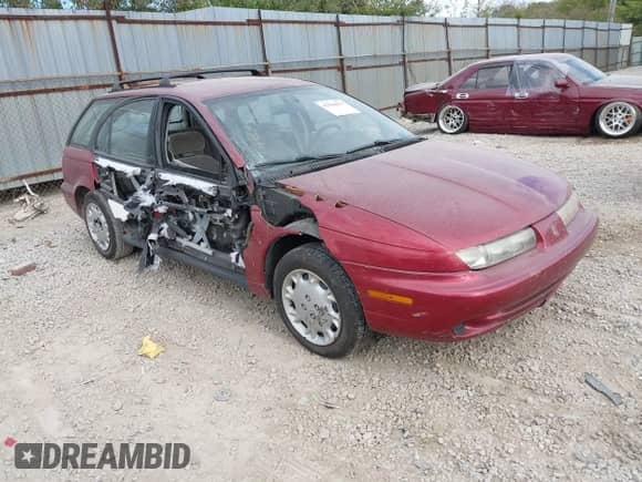 1996 Saturn SW z VIN 1G8ZJ8272TZ346249, wystawiony jako IAAI lot #43384611 z przebiegiem 182 853 mil mil oraz . Historia ofert i sprzedaży dostępna na DreamBid. Obrazek 1.