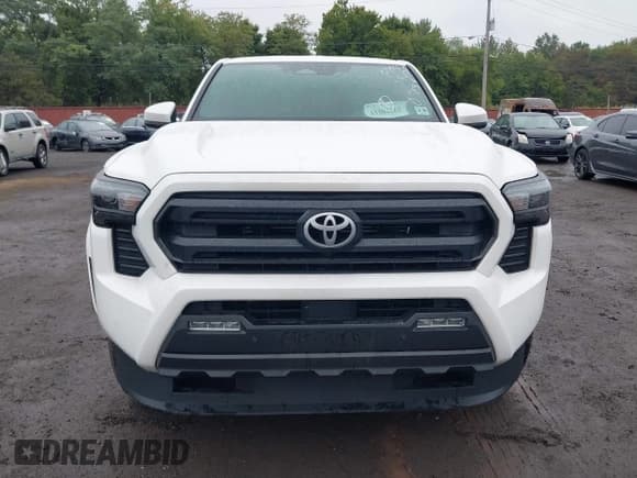 ✅ 2024 Toyota Tacoma SR5 • VIN: 3TYLB5JN6RT007094 • Lot: 43304161. Wystawiony na IAAI z przebiegiem 16 824 mil. Bezpłatny archiwum sprzedaży aukcyjnych z USA i szczegółowy raport historii pojazdu na DreamBid. Zdjęcie 12.