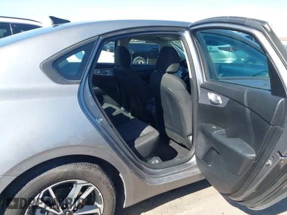 ✅ 2024 Kia Forte LXS • VIN: 3KPF24AD9RE800197 • Lot: 43585078. Wystawiony na IAAI z przebiegiem 31 325 mil. Bezpłatny archiwum sprzedaży aukcyjnych z USA i szczegółowy raport historii pojazdu na DreamBid. Zdjęcie 8.