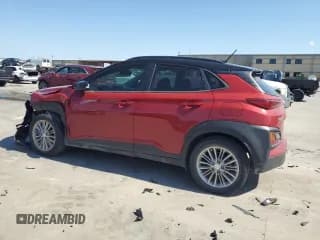 ✅ 2020 Hyundai Kona SEL • VIN: KM8K22AA2LU553151 • Лот: 72446434. Опубликован ранее на Copart с пробегом 55 864 миль. Бесплатный доступ к архиву аукционных продаж из США и подробный отчёт об истории автомобиля на DreamBid. Изображение 2.